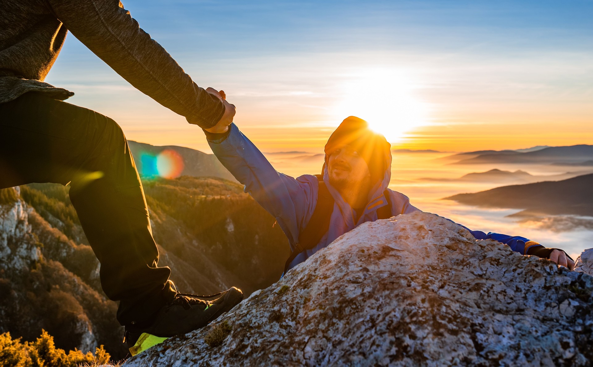 Équipe de randonnée les gens s’entraident ami donnant un coup de main tout en grimpant sur la montagne rocher aventure voyage concept de soutien confiance travail d’équipe succès.